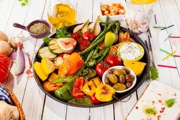 Gardinen Colorful Grilled Vegetable Bounty on Picnic Table © exclusive-design