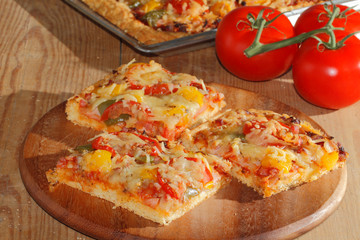 Pizza mit Paprika, Tomaten, Schinken, Zwiebeln, Käse