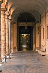 Obraz premium entrance with colonnade of palace 