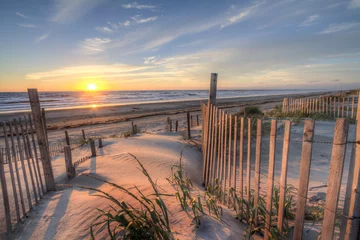 Selbstklebende Fototapete Strand und Meer Sonnenaufgang von den Sanddünen an den Outer Banks, NC um Corolla Beach im September 2014 gesehen.