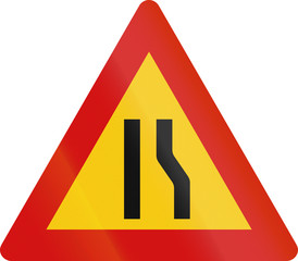 Icelandic sign indicating narrowing of the road only on the right