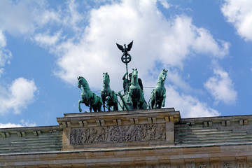 Fototapeta premium Kwadryga na Bramie Brandenburskiej (Brandenburger Tor) w Berlinie, Niemcy