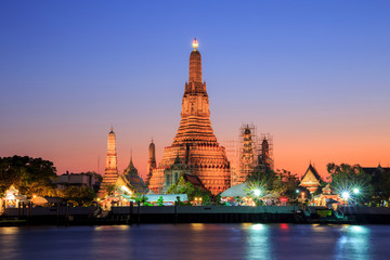 Obraz premium Wat Arun Buddyjskie miejsca religijne o zmierzchu, Bangkok, Tajlandia