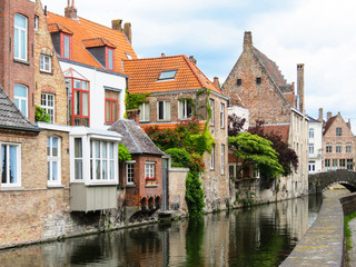 Fototapeta na wymiar Medieval houses along the canals of Brugge, Belgium