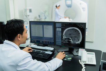 Fototapeta na wymiar scientist Scanning the brains Ct scan
