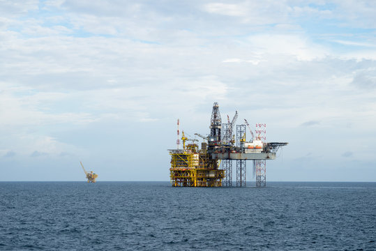 Drilling operation between Jack up and Oil processing platform at sea 