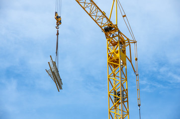 Naklejka premium Baustelle - Kran Betonpfeiler