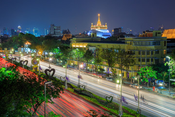 Obraz premium Wat Saket Ratcha Wora Maha Wihan and Ratchadamnoen Klang Road at night times.