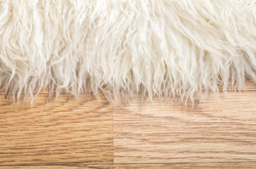 Schafsfell Wolle auf Holzlaminat