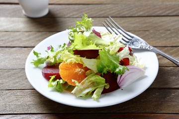 Light salad with oven-baked beetroot on a plate