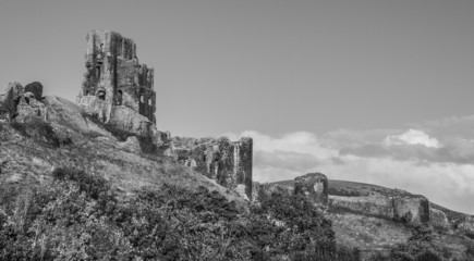 Fototapeta premium Corfe castle in black & white