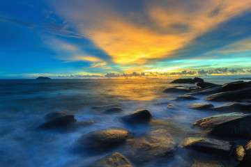 Obraz premium Tropical colorful sunset at the stones beach. Phang nga, Thailand
