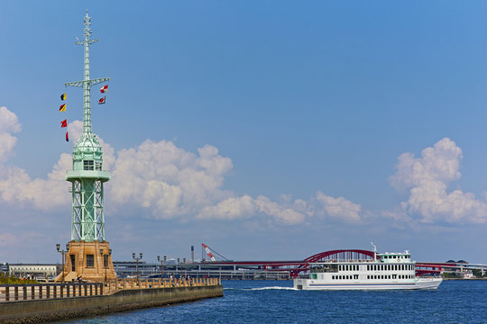 旧神戸港信号所と遊覧船