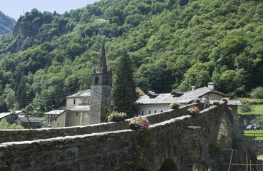 Il ponte di Lillianes, con il campanile della chiesa