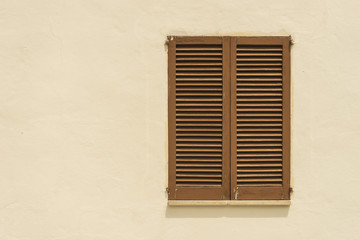 Hintergrund Fensterladen braun geschlossen
