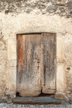 Puerta carcomida de casa antigua