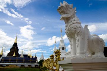 Fototapeta premium Lions statues background Temple and blue sky