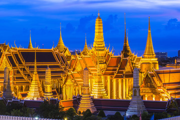 Obraz premium Piękno Świątyni Szmaragdowego Buddy o zmierzchu. I podczas gdy złoto świątyni odbija światło. Jest to ważna buddyjska świątynia Tajlandii i znana miejscowość turystyczna.
