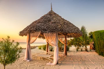 Photo sur Plexiglas Zanzibar Chaises longues de plage au coucher du soleil, Zanzibar, Tanzanie
