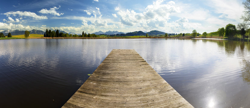 Panorama Landschaft in Bayern mit Bootssteg am Huttler Weiher bei Ro&szlig;haupten
