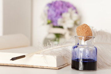 Offenes Buch mit eleganter Füllfeder und Tintenfass