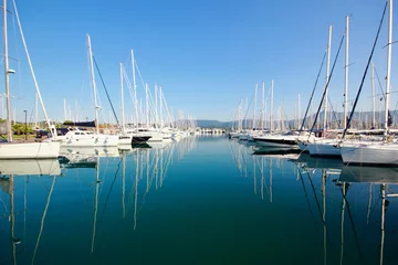 Photo sur Aluminium Sports nautique réflexions yachts et bateaux dans une marina