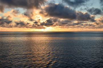 Tramonto al mare con cielo nuvoloso