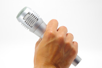 マイクを持った男性の手　白バック