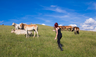 Ragazza in posa vicino al bestiame