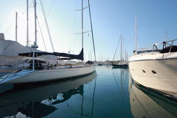 Cercles muraux Sports nautique reflets de super yachts et bateaux à moteur dans une marina