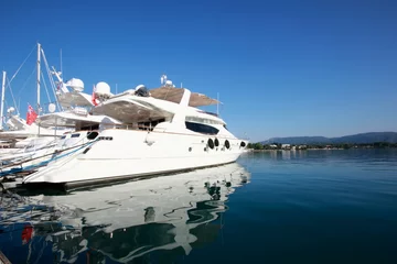 Photo sur Aluminium Sports nautique reflets de super yachts et bateaux à moteur dans une marina