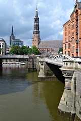Hamburg, widok z mostu na kościół św. Michała