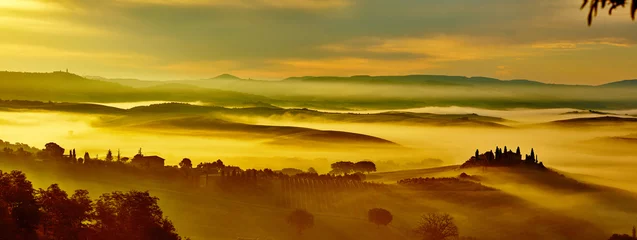 Fotobehang Schilderachtig Toscaans landschapspanorama met glooiende heuvels en valleien © ZoomTeam