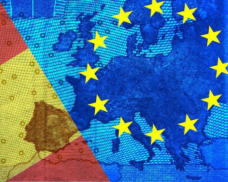 Spanische Schuldenkrise - 
Spanische und Europaflagge mit dem Sternenring, durchscheinend die Karte von Europa
