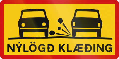Supplementary road sign with the words in Icelandic: Newly-laid road surface