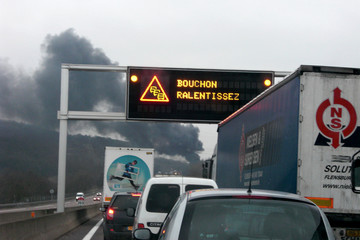 Bouchon routier sur A6 causé par une voiture en feu.