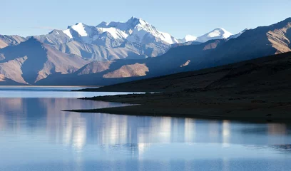 Deurstickers Tso Moriri Lake with Great Himalayan Range, Rupshu valley © Daniel Prudek