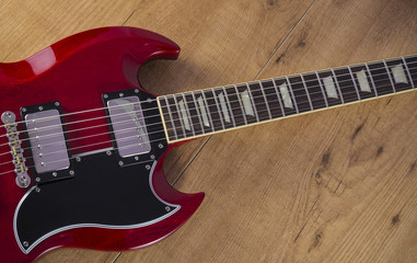 Guitarra el&eacute;ctrica roja