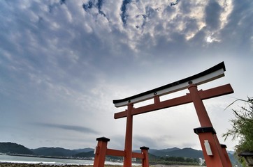 鳥居と広がる青空
