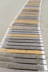 Obraz premium Holzplankenweg am Strand von Langeoog