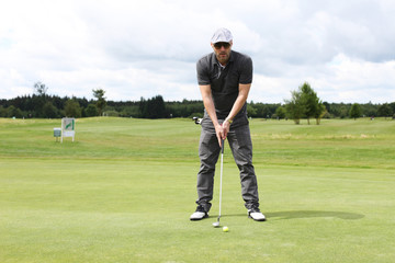 Obraz premium Golfer am putten