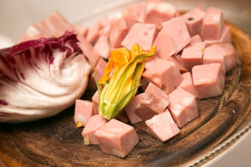 Mortadella a cubetti con fiore di zucchina e radicchio rosso