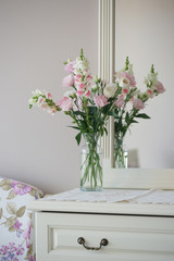 Букет цветов на комоде в светлой комнате