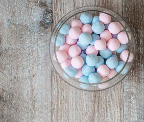 Obraz premium pink and blue candies on a wooden background