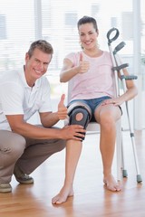 Obraz premium Doctor examining his patient knee