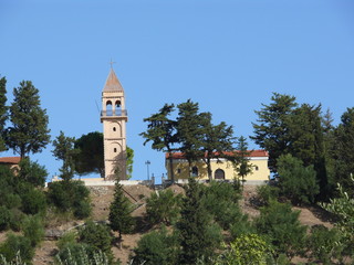 Obraz premium Kirche zwischen Zypresen