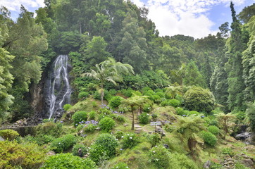 Fototapeta na wymiar Wasserfall auf Azoreninsel São Miguel