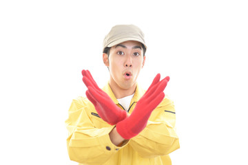 禁止の意思表示をする作業員
