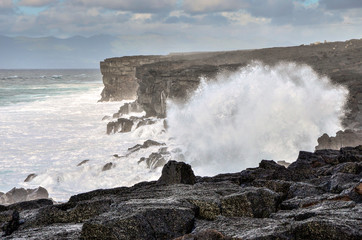 Meeresbrandung an Steilküste auf Azoren