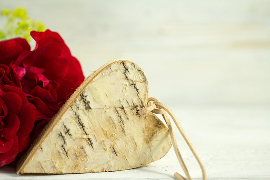 Holzherz mit Rosen